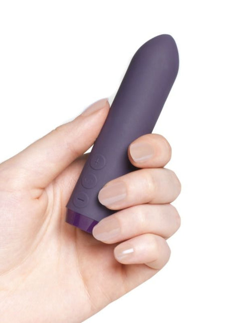 Confronto dimensioni sulla mano Je Joue Vibratore Bullet Classico con presa ad Anello per il dito